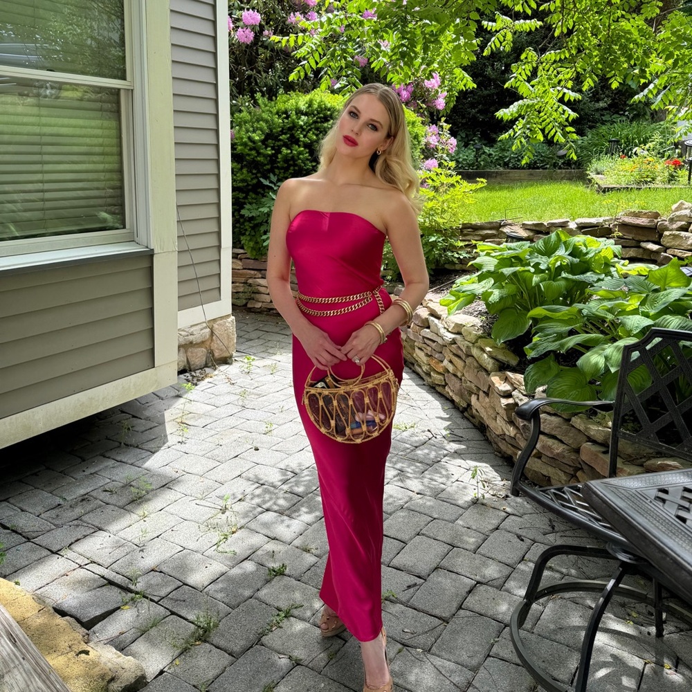 This is a beautiful silk dress wore to wedding. Size 4 it fits like 2.